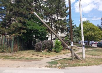 Polomljena bandera u naselju Dubočica preti da se sruši na glave prolaznika