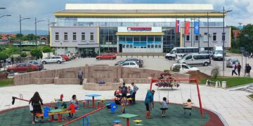 Možda su siromašni, ali ne žale da troše na pevače