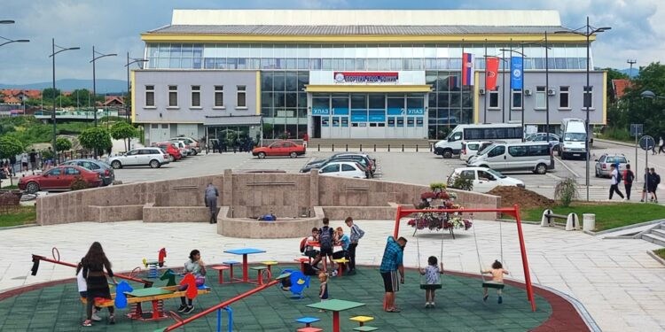 Možda su siromašni, ali ne žale da troše na pevače