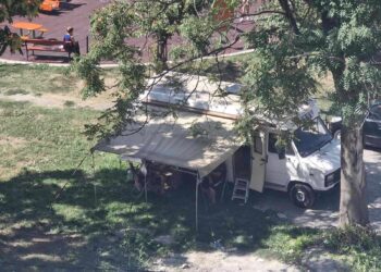 Bugari ukampovali prikolicu u centru Leskovca, čekaju da počne Roštiljijada