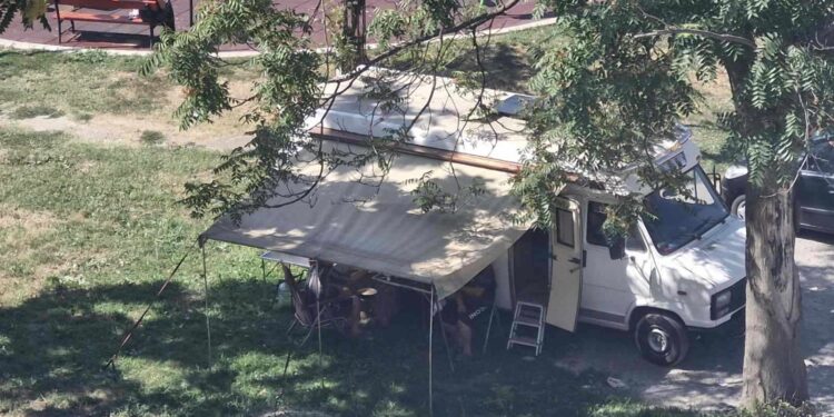 Bugari ukampovali prikolicu u centru Leskovca, čekaju da počne Roštiljijada