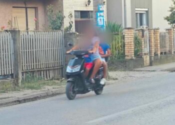 Tinejdžerka sa dvoje male dece na električnom skuteru nesavesnom vožnjom napravila pometnju kroz naselje Ančiki