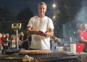 Goran napravio najveću pljeskavica iz ruke od 5,6 kilograma