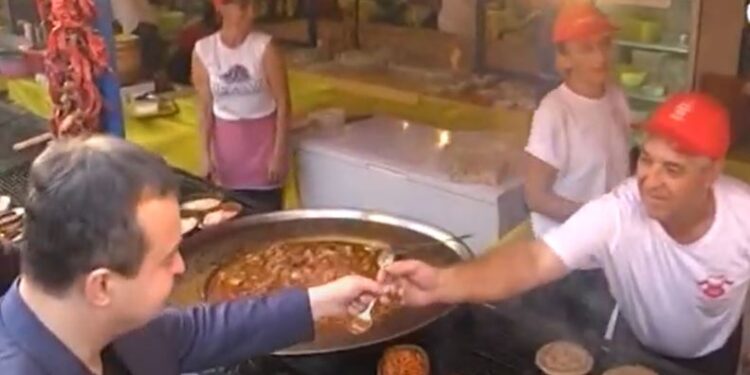 Kad je zbog Žike i Dačića na Roštiljijadi planulo 50 kilograma mesa i 600 litra vina (za dva sata)