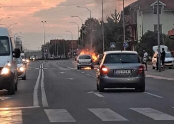 Gori automobil na Bulevaru Nikole Pašića