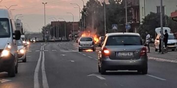 Gori automobil na Bulevaru Nikole Pašića