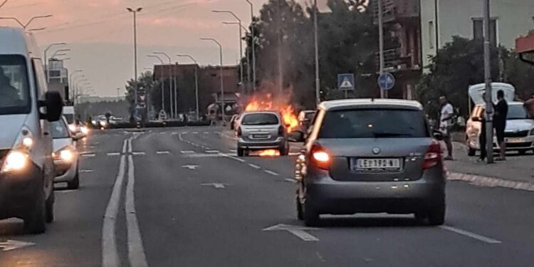 Gori automobil na Bulevaru Nikole Pašića