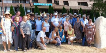Uživanje ne zna za godine: 60 leskovačkih penzionera organizovalo druženje u Sijarinskoj banji