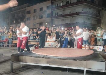 Napravljena najveća pljeskavica na svetu! Još jedan rekord oboren na Roštiljijadi – VIDEO