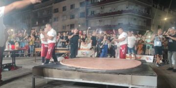 Napravljena najveća pljeskavica na svetu! Još jedan rekord oboren na Roštiljijadi – VIDEO