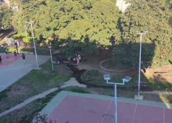 Već tri dana na dečjem igralištu u naselju Solidarnost protiče prava reka, a od nadležnih niko ne reaguje