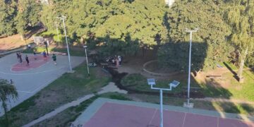 Već tri dana na dečjem igralištu u naselju Solidarnost protiče prava reka, a od nadležnih niko ne reaguje