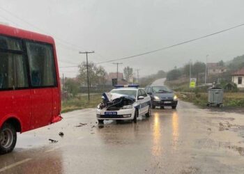 Žestok sudar policijskog vozila i autobusa u selu kod Bojnika