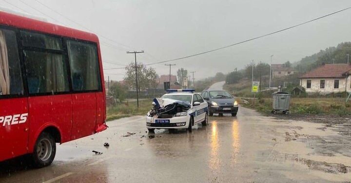 Žestok sudar policijskog vozila i autobusa u selu kod Bojnika