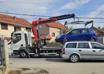 Pauk diže automobile ispred kuće opozicionara po nalogu gradonačelnika Leskovca?!