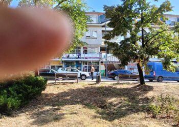 Filmska akcija hapšenja u centru Leskovca, opkolili automobil, vozaču ne dozvoljavaju da izađe iz vozila
