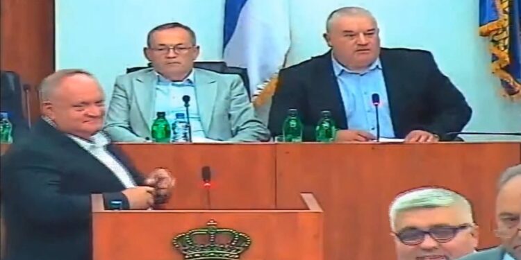 Kako su Cvetanović i Zdravković za samo deset minuta obesmislili rad lokalnog parlamenta – VIDEO