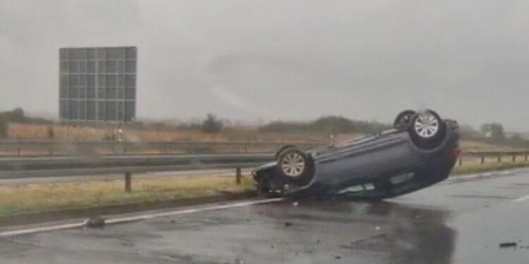 Vlasotinčanin se prevrnuo na krov na auto-putu, srča svuda po putu