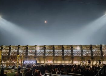 Deo navijača se sukobio sa policijom na ulazu u stadion „Dubočica“