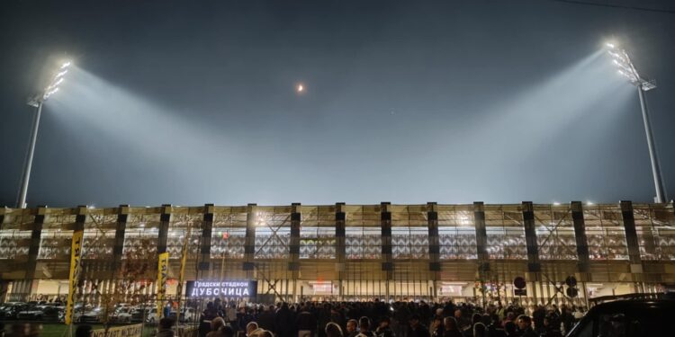 Deo navijača se sukobio sa policijom na ulazu u stadion „Dubočica“