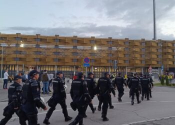 Kordon policije pristiže na „Dubočicin“ stadion pred večerašnju utakmicu reprezentacije sa Švajcarskom