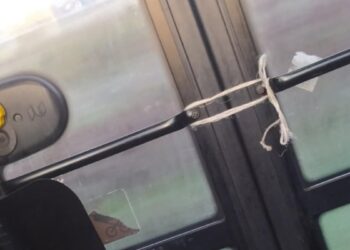 Za prevoz privatnicima iz budžeta 200 miliona, a oni vrata od autobusa vezuju kanapom