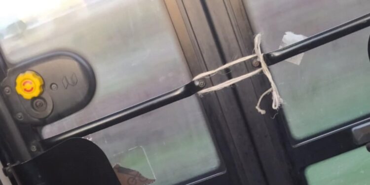 Za prevoz privatnicima iz budžeta 200 miliona, a oni vrata od autobusa vezuju kanapom