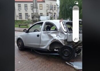 Maloletnici u Vlasotincu ukrali auto, divljali ulicama, pa se zabili njime u zgradu opštine