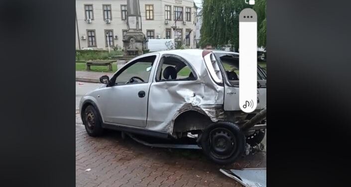 Maloletnici u Vlasotincu ukrali auto, divljali ulicama, pa se zabili njime u zgradu opštine