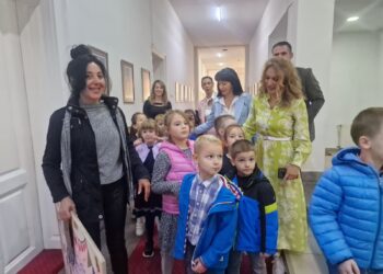 Osnovci od leskovačkih čelnika tražili da im asfaltiraju ulice, a predškolci bolje parkiće
