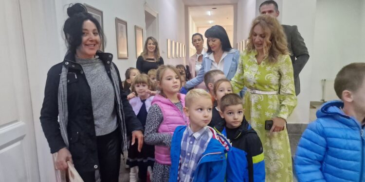 Osnovci od leskovačkih čelnika tražili da im asfaltiraju ulice, a predškolci bolje parkiće