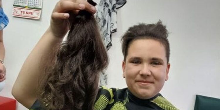 Đole tri godine pustao kosu kako bi je poklonio deci oboleloj od raka