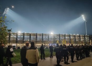 Deo navijača se sukobio sa policijom na ulazu u stadion „Dubočica“