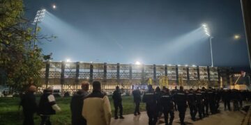 Deo navijača se sukobio sa policijom na ulazu u stadion „Dubočica“
