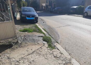 Kanalizacija mesec dana curi, a rešenja nema – Slučaj završio na sudu