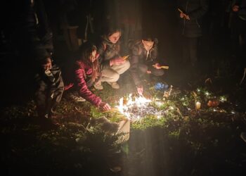 Stotine srednjoškolaca zapalilo sveće na mesto ubistva maloletnog Andrije Ilića: „Izvinite deco što ne možemo da vas spasimo, a trudimo se“
