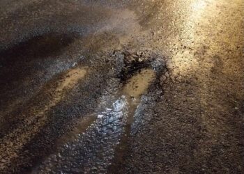 Naprednjački radovi: Iz novog asfalta već izvire voda, a rešetka nije izdržala ni nedelju dana