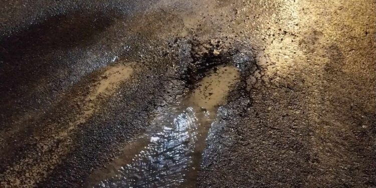 Naprednjački radovi: Iz novog asfalta već izvire voda, a rešetka nije izdržala ni nedelju dana