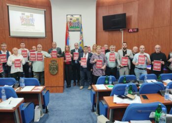 Prekinut TV prenos leskovačkog parlamenta, vlast napustila salu, opozicija protestovala, novinarima zabranjivan ulaz