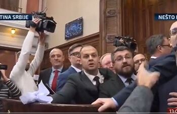 Tokom tuče u republičkom parlamentu u prvim redovima narodni poslanik iz Leskovca