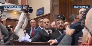 Tokom tuče u republičkom parlamentu u prvim redovima narodni poslanik iz Leskovca