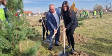 Ministarka ekologije u Prokuplju danas obilazila deponiju, a u okolini Leskovca sadila četinare