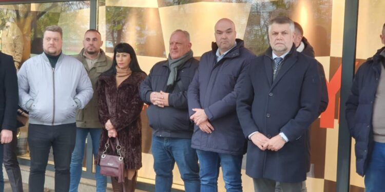 Gradonačelnik Leskovca sa celim kabinetom (SNS) i opozicijom odao poštu novosadskim žrtvama u centru grada