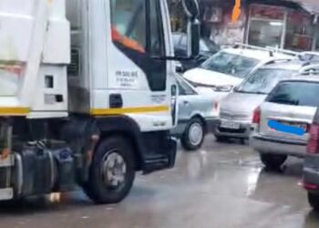 Ostavila auto nasred ulice kako bi otišla do prodavnice i napravila polučasovni saobraćajni kolaps