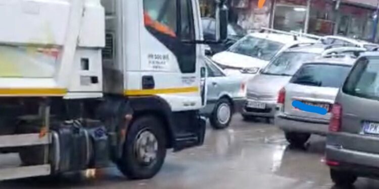 Ostavila auto nasred ulice kako bi otišla do prodavnice i napravila polučasovni saobraćajni kolaps