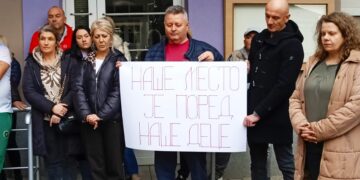 Naše mesto je uz našu decu: Prosvetari u Leskovcu podržali studente