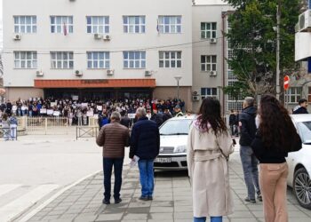 Maturanti leskovačke Gimnazije blokirali školu – Nikoga ne puštaju unutra, spavaće u holu i mole građane za podršku – VIDEO