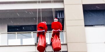 Deda mraz stigao do mališana u leskovačkoj bolnici, i to sa krova