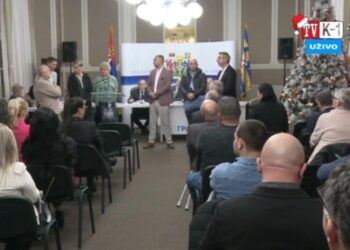 I ostatak opozicije u Leskovcu izbačen sa sednice Skupštine grada, oni odbijaju da napuste salu