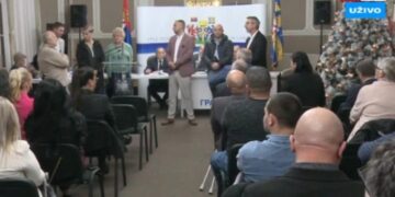 I ostatak opozicije u Leskovcu izbačen sa sednice Skupštine grada, oni odbijaju da napuste salu